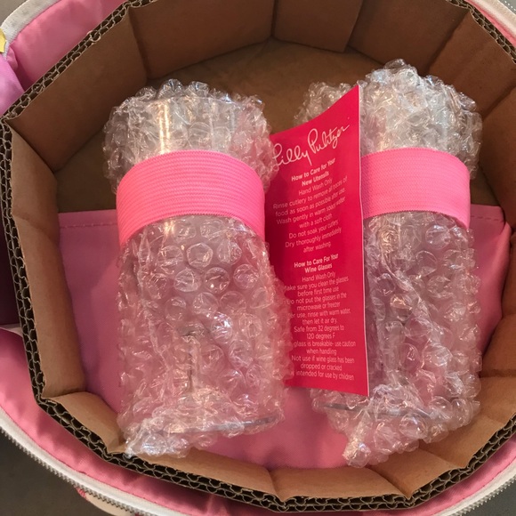 New Lilly Pulitzer picnic set + entertaining items - Picture 3 of 5